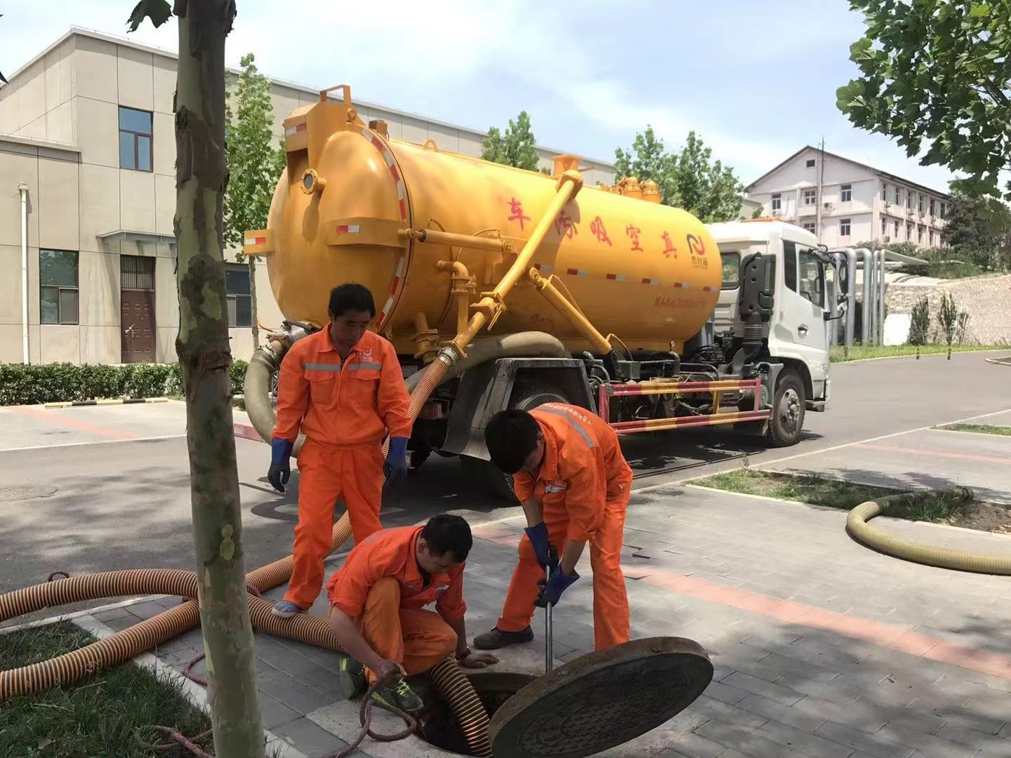 泉山管道疏通车停在窨井附近