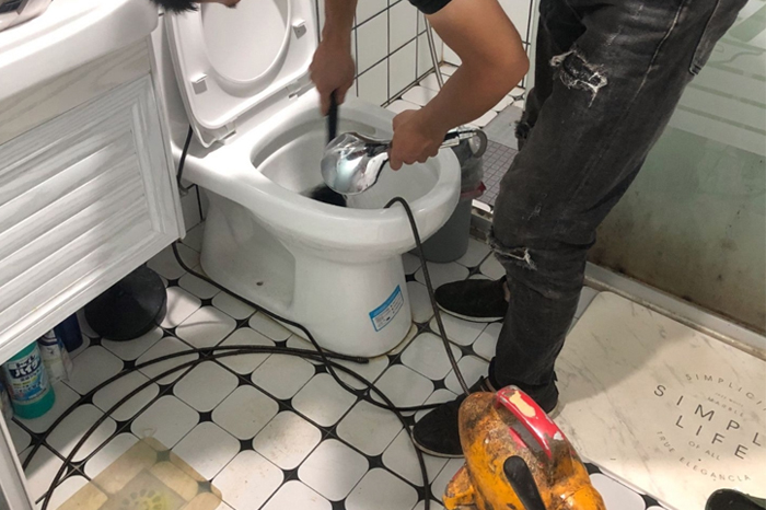 泉山马桶堵塞自己疏通还是找师傅?专业上门服务让你省时更省心